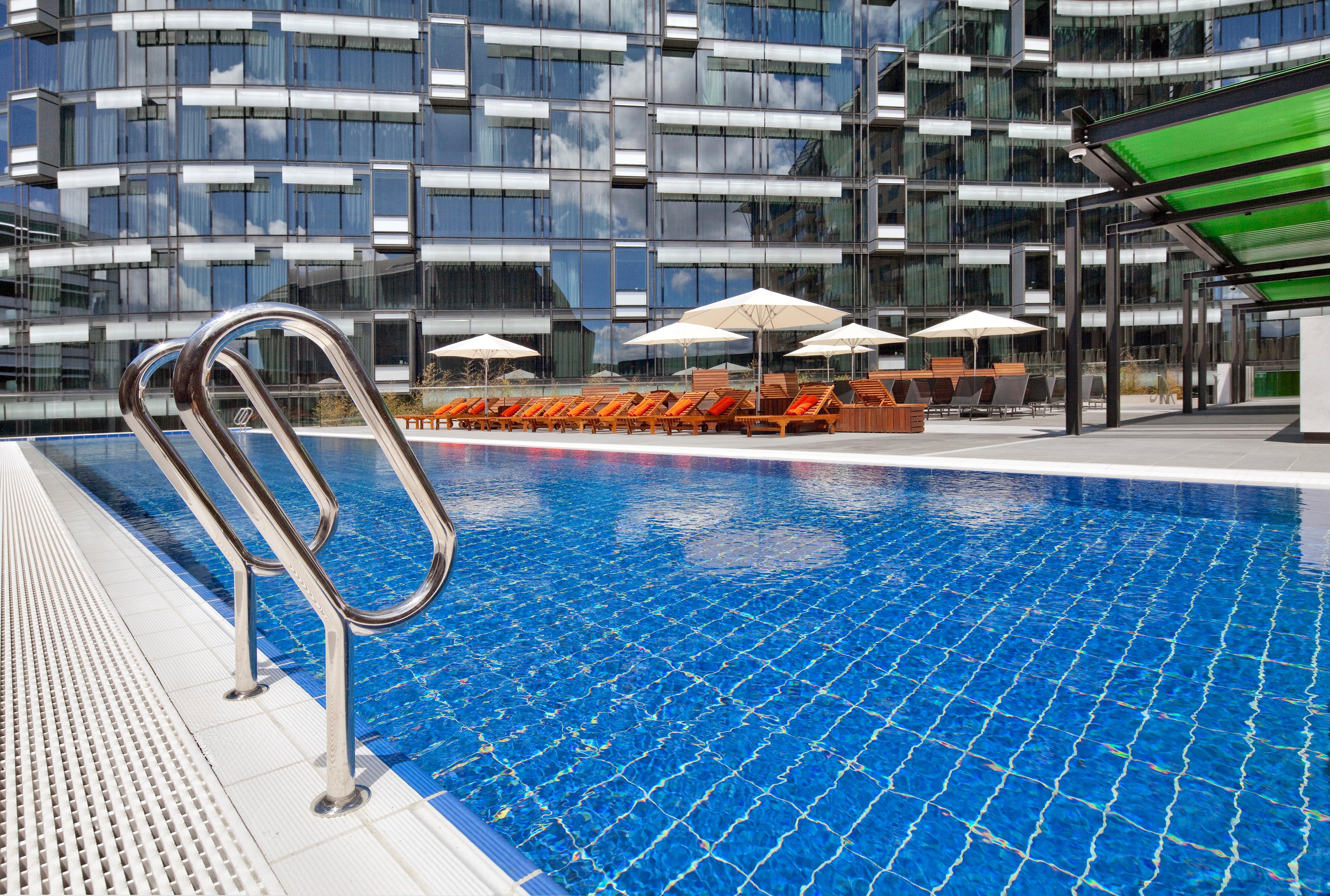 Отель The Darling At The Star Сидней Экстерьер фото The swimming pool at the hotel