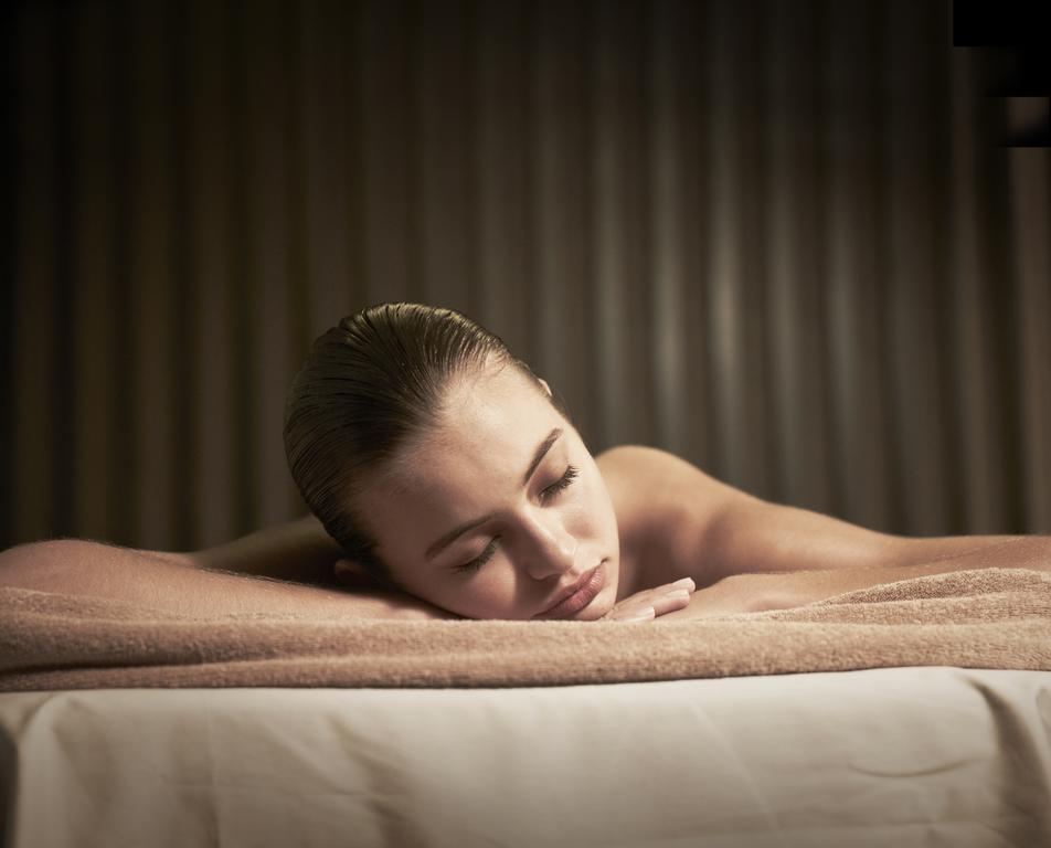 Отель The Darling At The Star Сидней Экстерьер фото A woman relaxing on a massage table